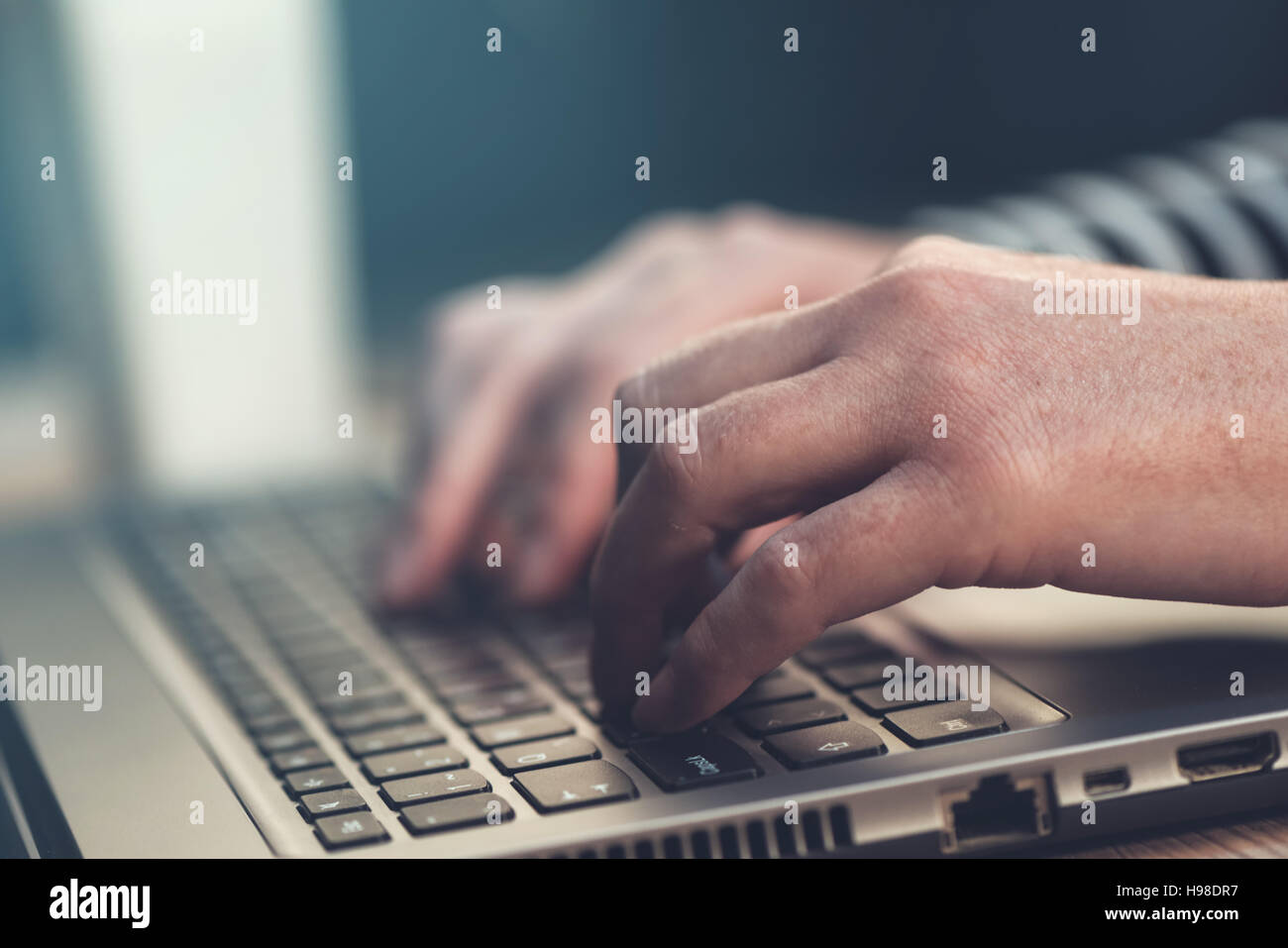 Mani femminili digitando sulla tastiera del notebook, donna che lavorano su computer in ufficio Foto Stock