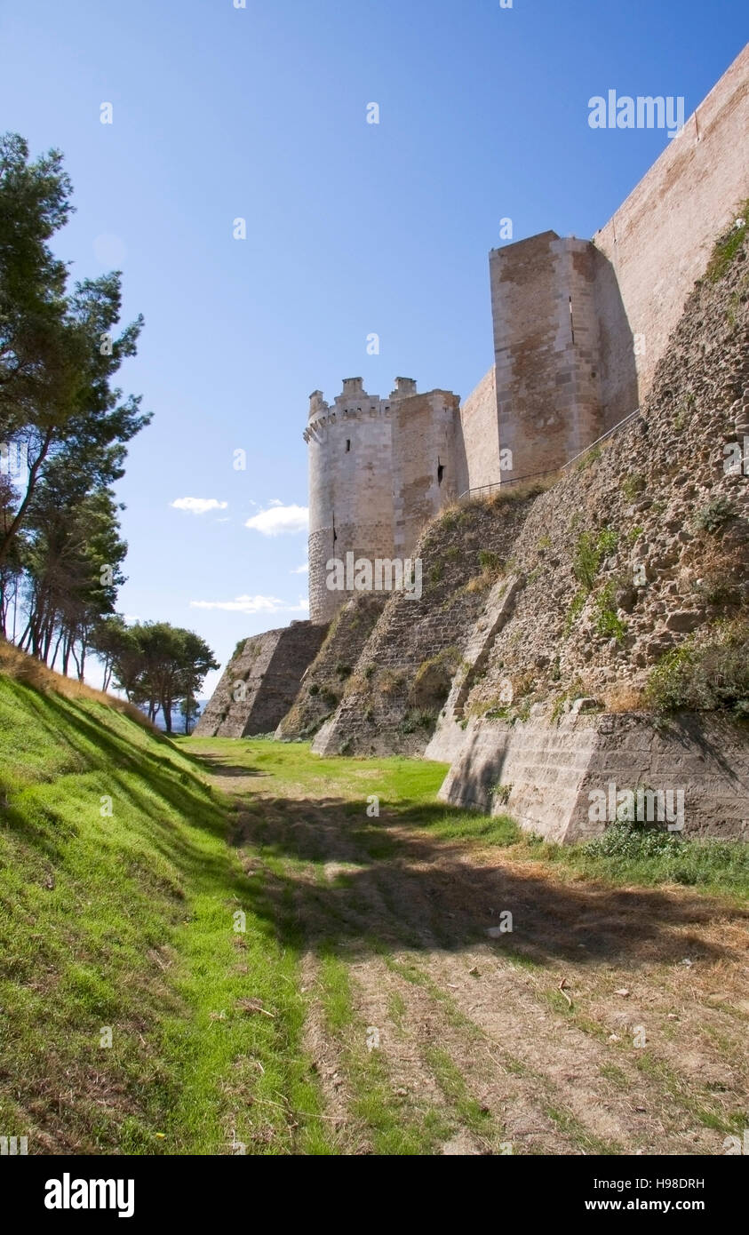 Il castello del XIII secolo costruito da Federico II e ampliato da Carlo I, Lucera, Puglia, Puglia, Italia, Europa Foto Stock