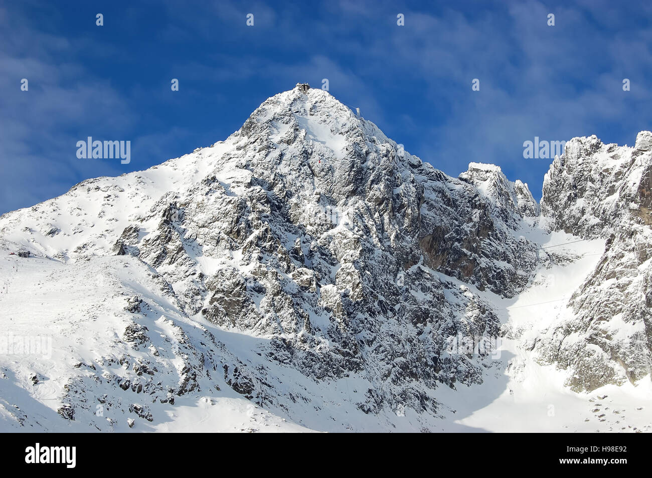 La vista su Lomnicky Stit e sollevare in Tatranska Lomnica,Alti Tatra, Slovacchia. Foto Stock