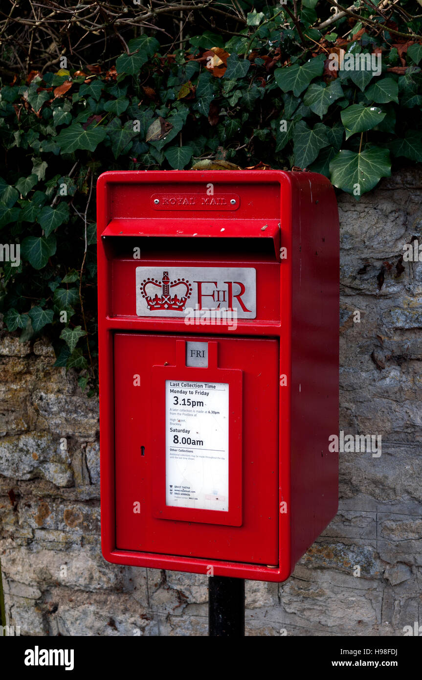 Moderno post box in Turweston village, Buckinghamshire, Inghilterra, Regno Unito Foto Stock