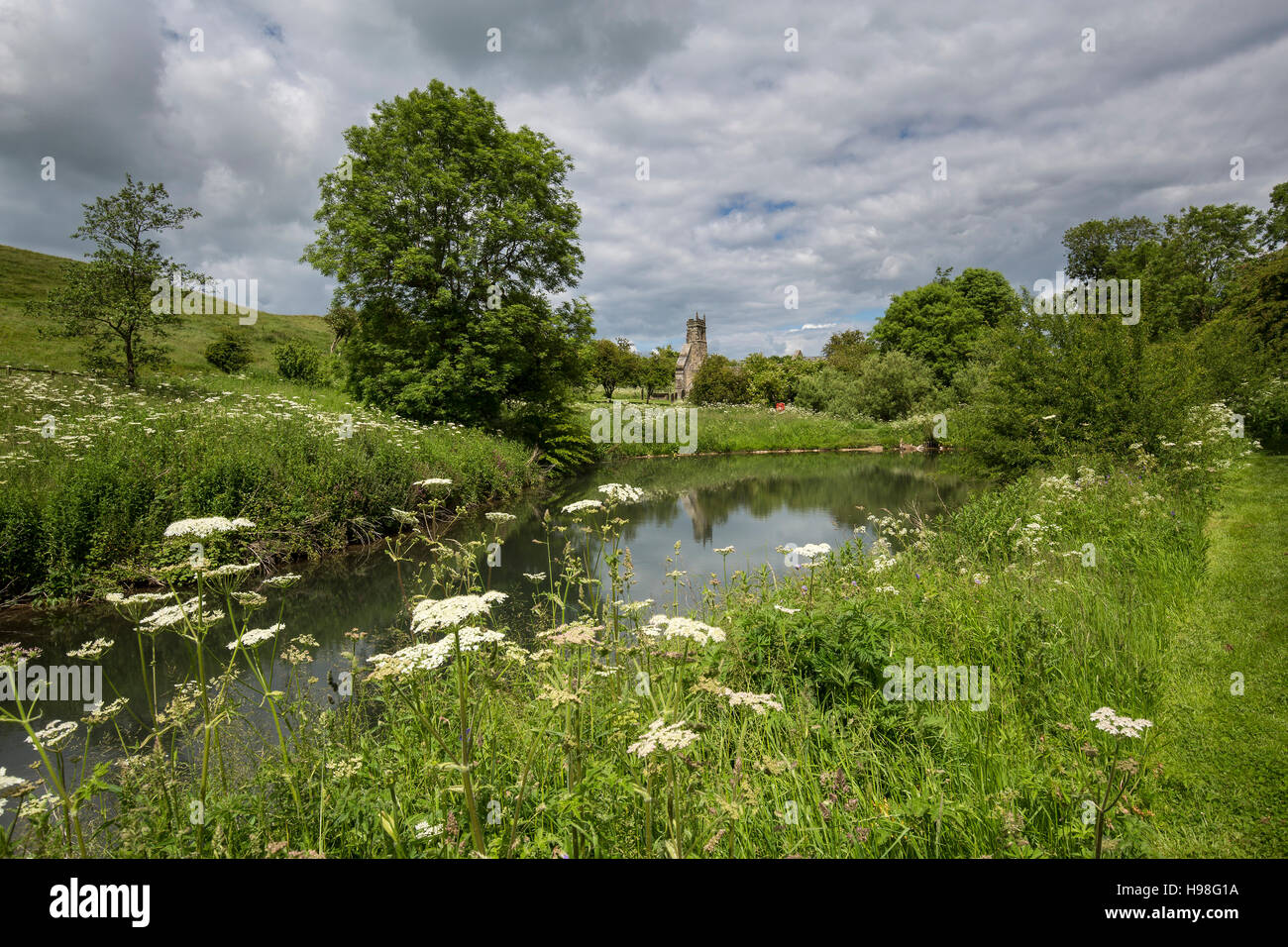 Le rovine di una chiesa di St Martin, Wharram Percy deserta villaggio medievale, Yorkshire Wolds a sud di Malton Foto Stock