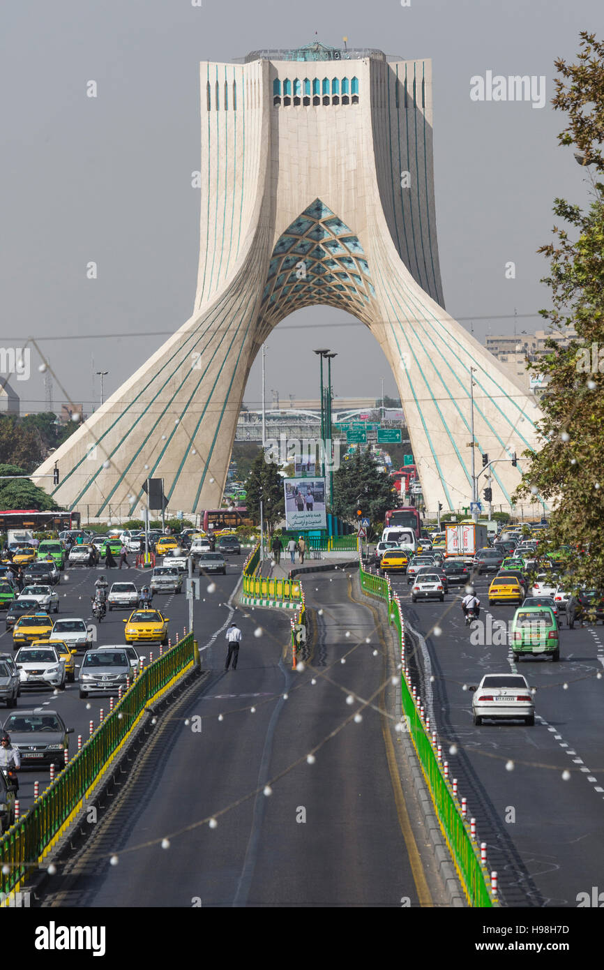 TEHERAN, IRAN - Ottobre 03, 2016: Azadi Tower si trova a Piazza Azadi nella città di Teheran, Iran. Foto Stock