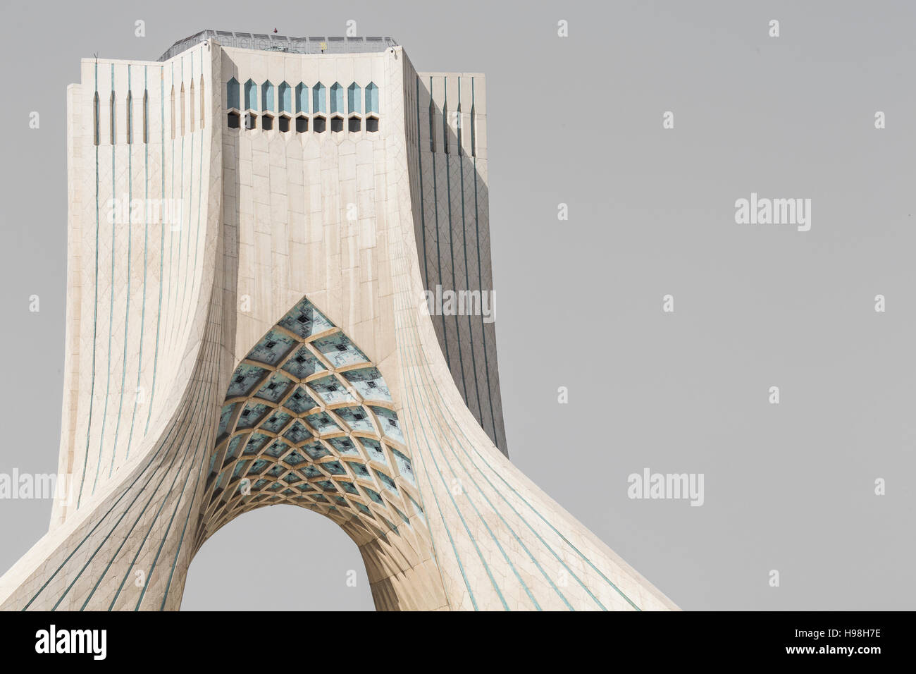 TEHRAN, IRAN - Ottobre 04, 2016: Vista della Torre Azadi a Teheran il 4 ottobre 2016. La torre è uno dei simboli della città Foto Stock