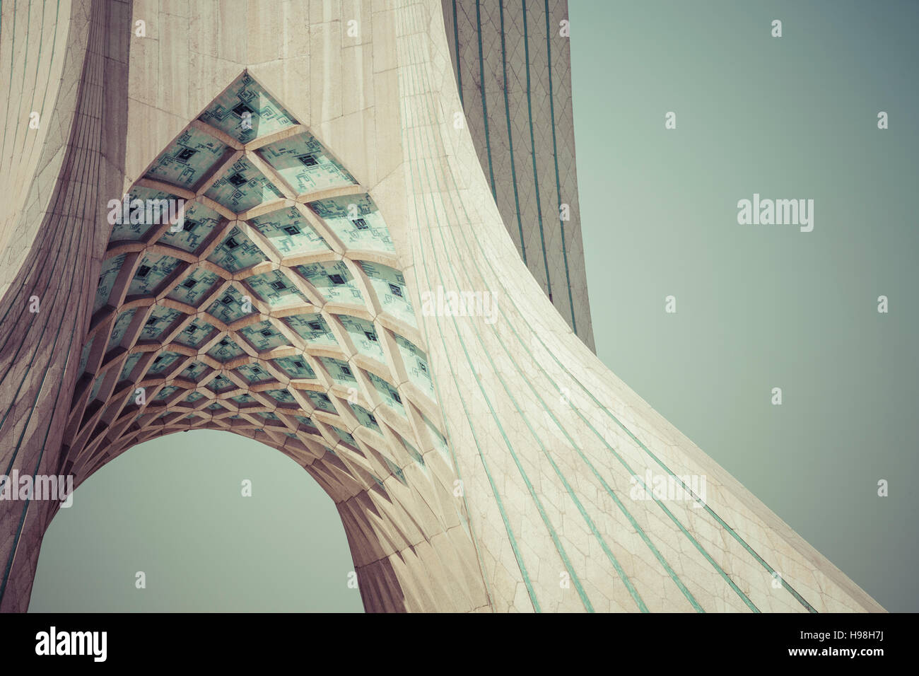 TEHRAN, IRAN - Ottobre 04, 2016: Vista della Torre Azadi a Teheran il 4 ottobre 2016. La torre è uno dei simboli della città Foto Stock