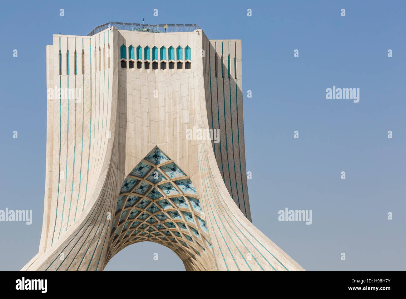 TEHRAN, IRAN - Ottobre 04, 2016: Vista della Torre Azadi a Teheran il 4 ottobre 2016. La torre è uno dei simboli della città Foto Stock