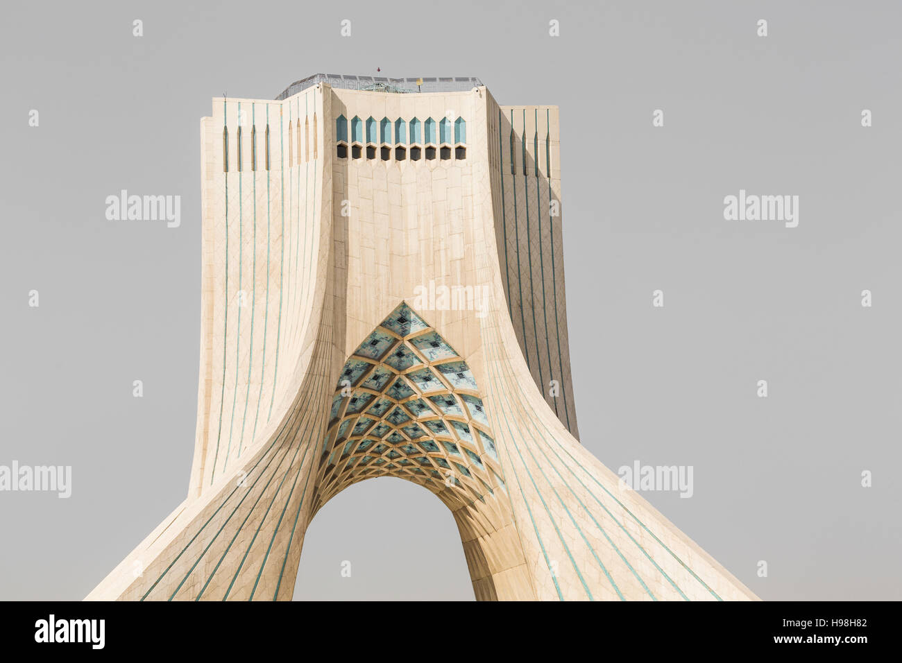 TEHRAN, IRAN - Ottobre 04, 2016: Vista della Torre Azadi a Teheran il 4 ottobre 2016. La torre è uno dei simboli della città Foto Stock