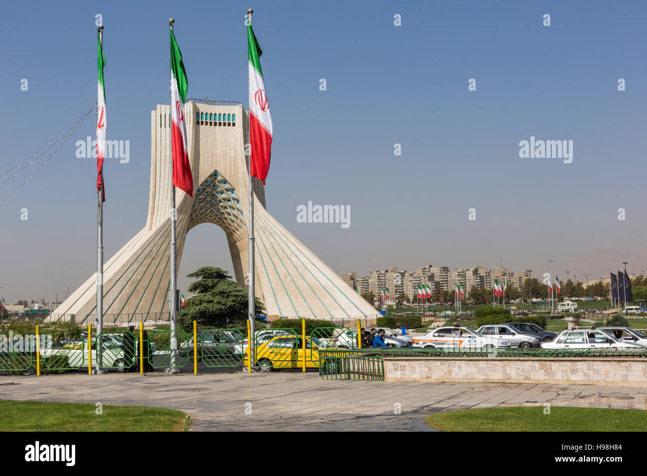 TEHRAN, IRAN - Ottobre 04, 2016: Vista della Torre Azadi a Teheran il 4 ottobre 2016. La torre è uno dei simboli della città Foto Stock