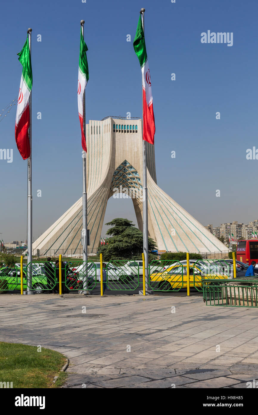 TEHRAN, IRAN - Ottobre 04, 2016: Vista della Torre Azadi a Teheran il 4 ottobre 2016. La torre è uno dei simboli della città Foto Stock