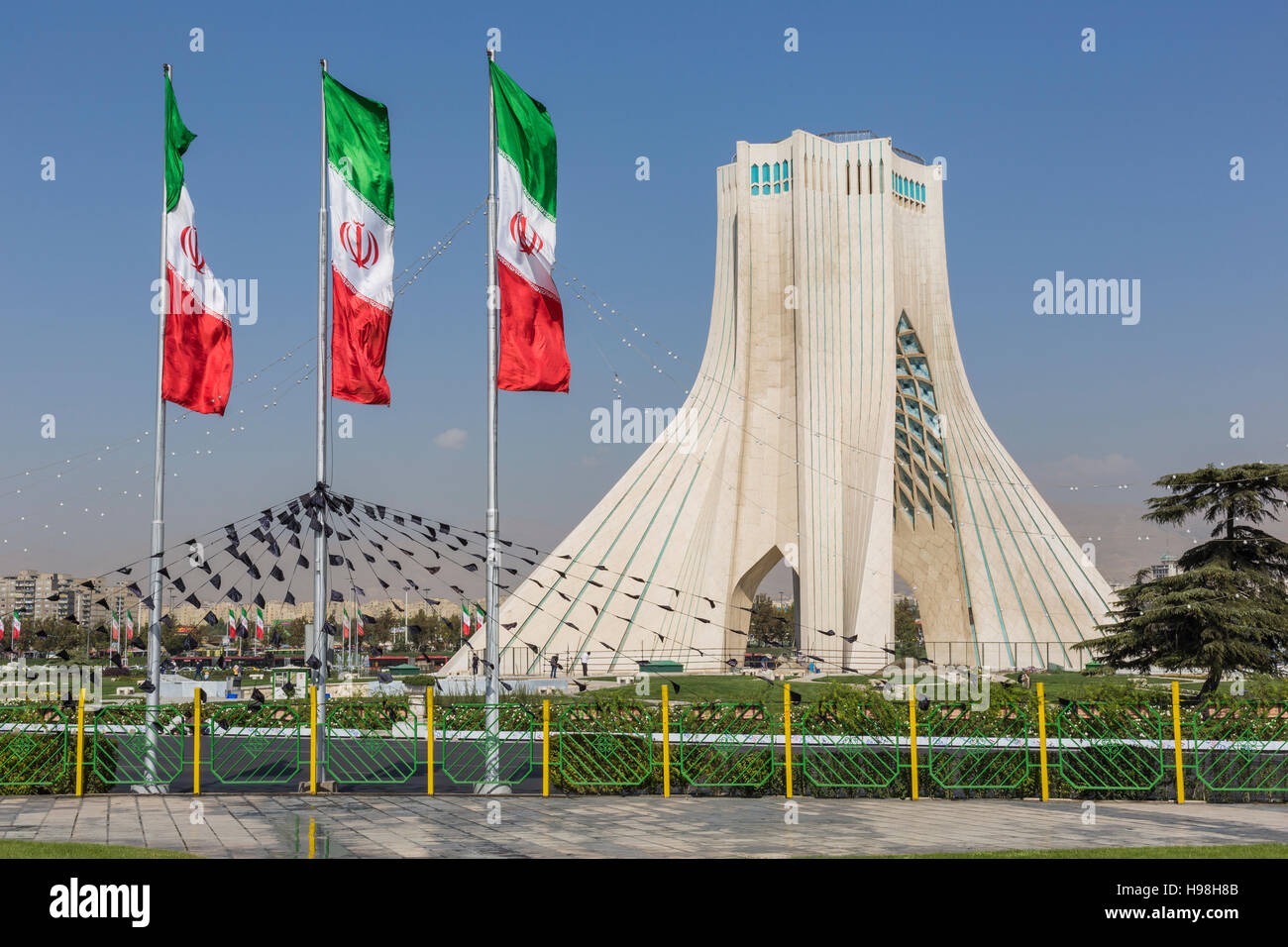 TEHRAN, IRAN - Ottobre 04, 2016: Vista della Torre Azadi a Teheran il 4 ottobre 2016. La torre è uno dei simboli della città Foto Stock
