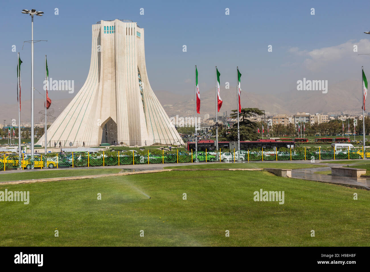 TEHRAN, IRAN - Ottobre 04, 2016: Vista della Torre Azadi a Teheran il 4 ottobre 2016. La torre è uno dei simboli della città Foto Stock