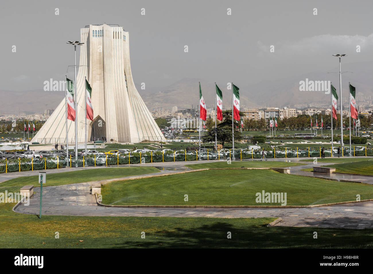 TEHRAN, IRAN - Ottobre 04, 2016: Vista della Torre Azadi a Teheran il 4 ottobre 2016. La torre è uno dei simboli della città Foto Stock