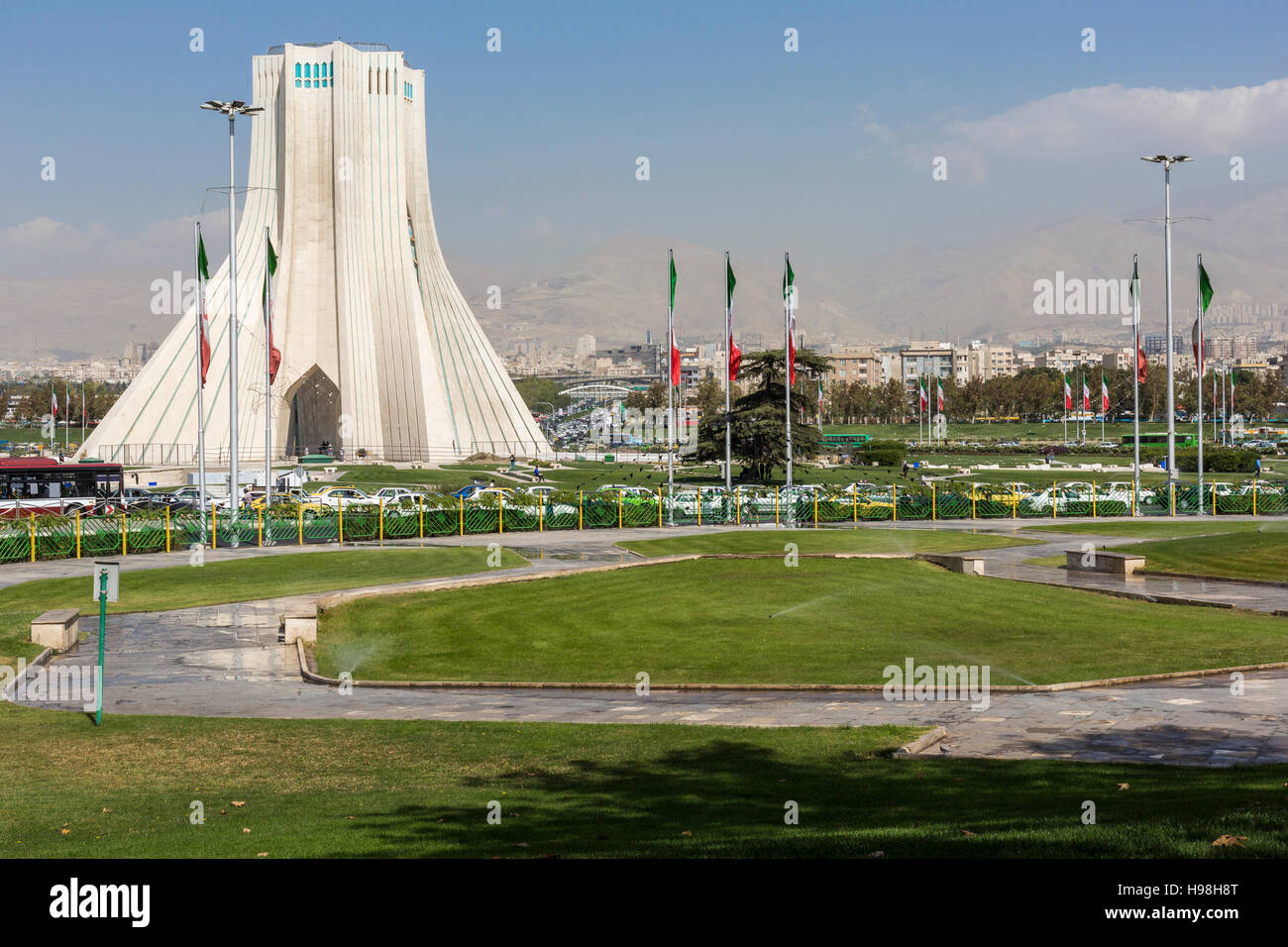 TEHRAN, IRAN - Ottobre 04, 2016: Vista della Torre Azadi a Teheran il 4 ottobre 2016. La torre è uno dei simboli della città Foto Stock