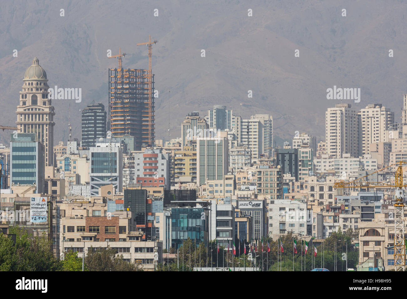 TEHERAN, IRAN - Ottobre 03, 2016:Tehran skyline e verde nella parte anteriore del Alborz Montagne Foto Stock