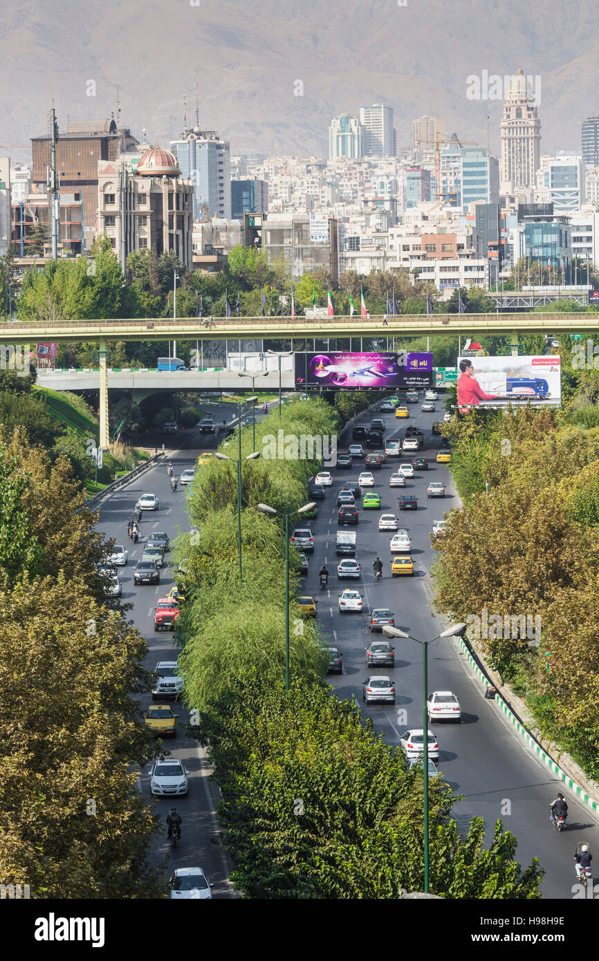 TEHERAN, IRAN - Ottobre 03, 2016:Tehran skyline e verde nella parte anteriore del Alborz Montagne Foto Stock