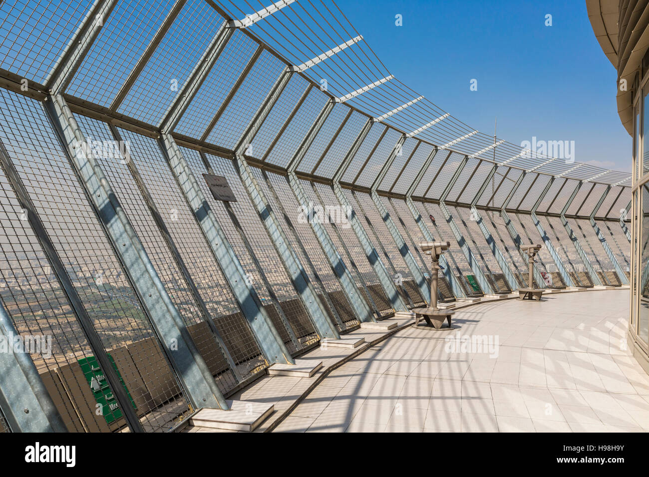 TEHERAN, IRAN - 05 ottobre 2016: piattaforma di osservazione a Milad Tower a Teheran il 05 ottobre 2016. Il Milad Tower è il più alto edificio a Teheran. Foto Stock
