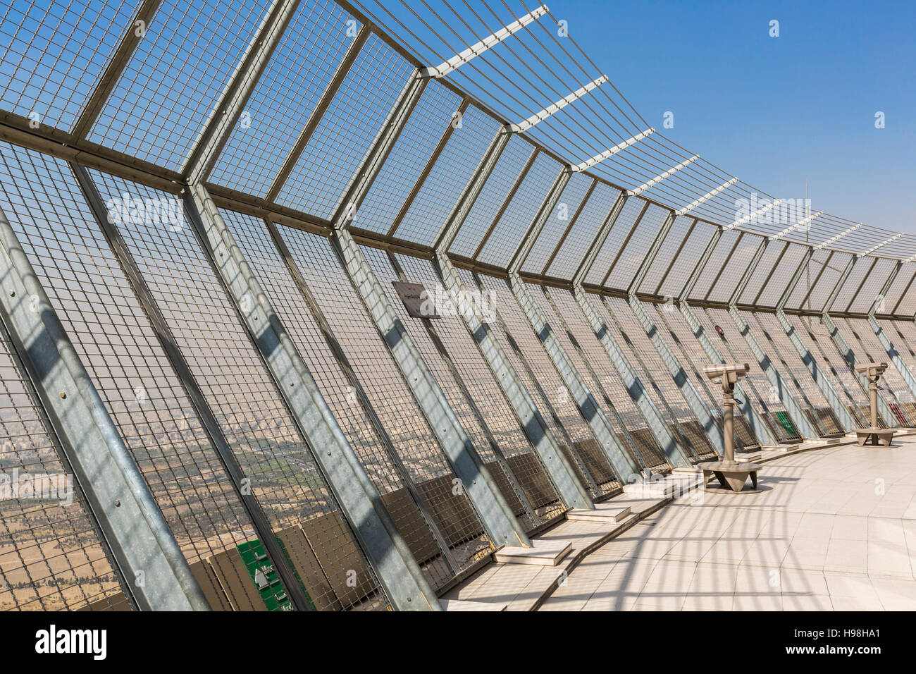 TEHERAN, IRAN - 05 ottobre 2016: piattaforma di osservazione a Milad Tower a Teheran il 05 ottobre 2016. Il Milad Tower è il più alto edificio a Teheran. Foto Stock