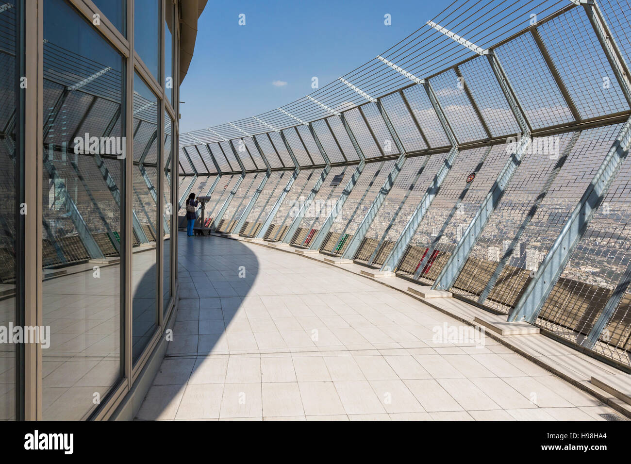 TEHERAN, IRAN - 05 ottobre 2016: piattaforma di osservazione a Milad Tower a Teheran il 05 ottobre 2016. Il Milad Tower è il più alto edificio a Teheran. Foto Stock
