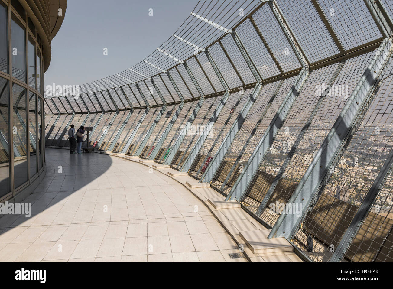 TEHERAN, IRAN - 05 ottobre 2016: piattaforma di osservazione a Milad Tower a Teheran il 05 ottobre 2016. Il Milad Tower è il più alto edificio a Teheran. Foto Stock
