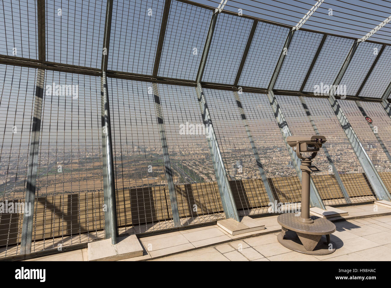 TEHERAN, IRAN - 05 ottobre 2016: piattaforma di osservazione a Milad Tower a Teheran il 05 ottobre 2016. Il Milad Tower è il più alto edificio a Teheran. Foto Stock