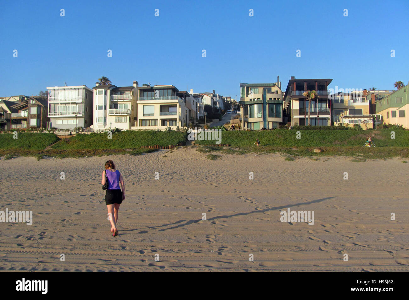 Donna che cammina su vuoto Manhattan Beach, California USA Foto Stock