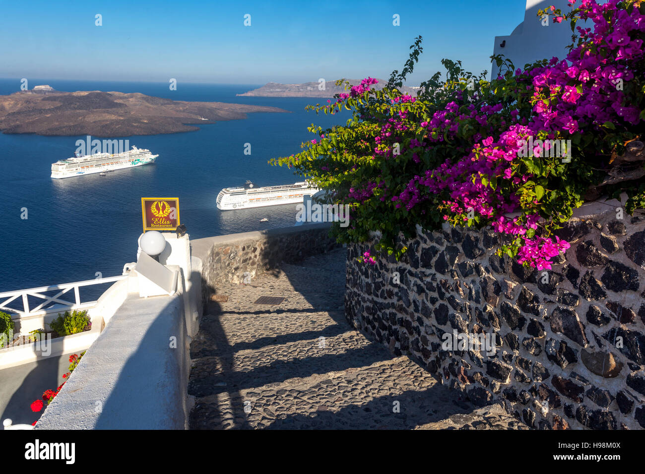 Crociere ormeggiato nella caldera, Santorini, Mar Egeo, le Isole Cicladi, Grecia Foto Stock