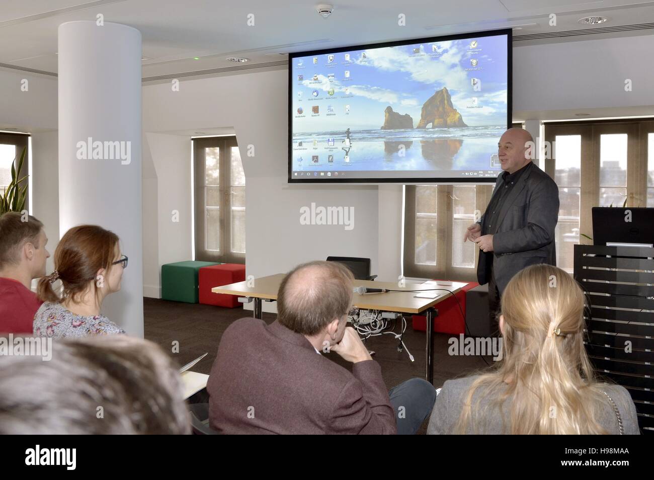 Londra, Regno Unito. Xix Nov, 2016. Incontro presso la Sezione Consolare dell'Ambasciata polacca a Londra con gli organizzatori del progetto Himalaya Polacco 2018 (Polskie Himalaje 2018). Lo scopo del progetto è la celebrazione del centesimo anniversario del riacquistato l'indipendenza dalla Polonia per il 2018 da Super maratona in Kathmandu e trekking al campo base Everest. Accogliendo i partecipanti spedizioni da Krzysztof Grzelczyk - Console Generale di Polonia nel Regno Unito. Credito: Marcin Libera/Alamy Live News Foto Stock Londra, Regno Unito. Xix Nov, 2016. Incontro presso la Sezione Consolare dell'Ambasciata polacca a Londra con gli organizzatori del progetto Himalaya Polacco 2018 (Polskie Himalaje 2018). Lo scopo del progetto è la celebrazione del centesimo anniversario del riacquistato l'indipendenza dalla Polonia per il 2018 da Super maratona in Kathmandu e trekking al campo base Everest. Accogliendo i partecipanti spedizioni da Krzysztof Grzelczyk - Console Generale di Polonia nel Regno Unito. Credito: Marcin Libera/Alamy Live News Foto Stock