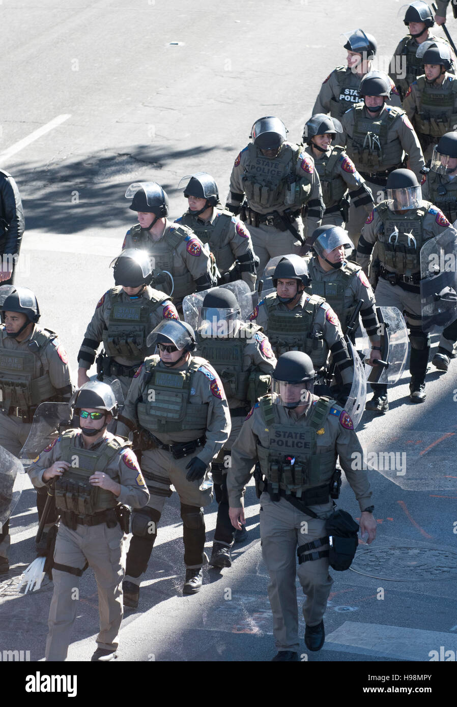 DPS ufficiali nel tumulto ingranaggio sul dovere di white supremacists rally dopo l inaugurazione del monumento di afro-americano a capitale del Texas Foto Stock