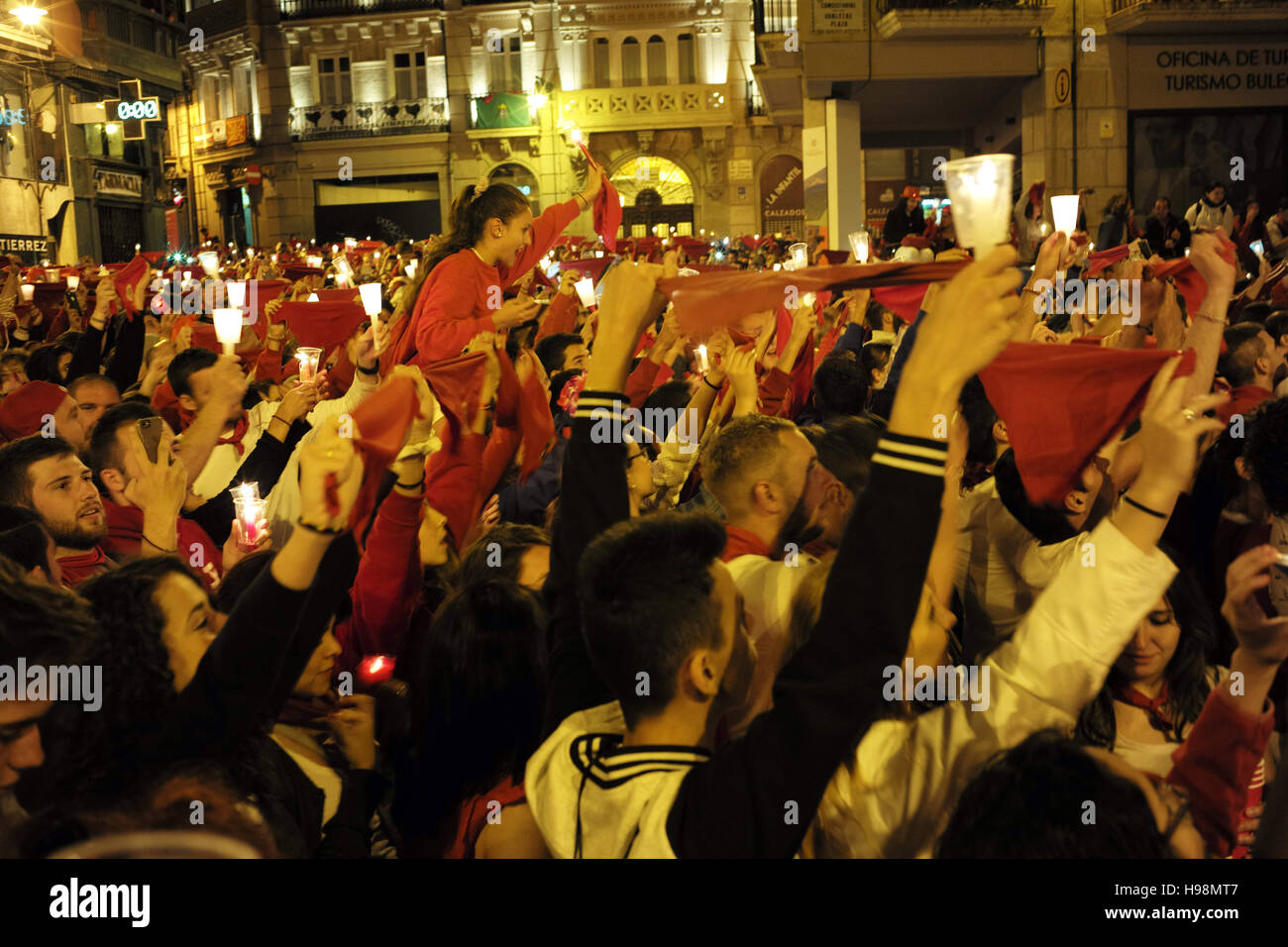 Pamplona, Navarra, Spagna. 14 Luglio, 2016. La folla si celebra la fine della fiesta da ancora una volta la raccolta nella piazza del municipio. Questa volta il mood è triste come il cantare partiers Pobre de Mi a mezzanotte a significare la chiusura della fiesta. © Neal acque/ZUMA filo/Alamy Live News Foto Stock