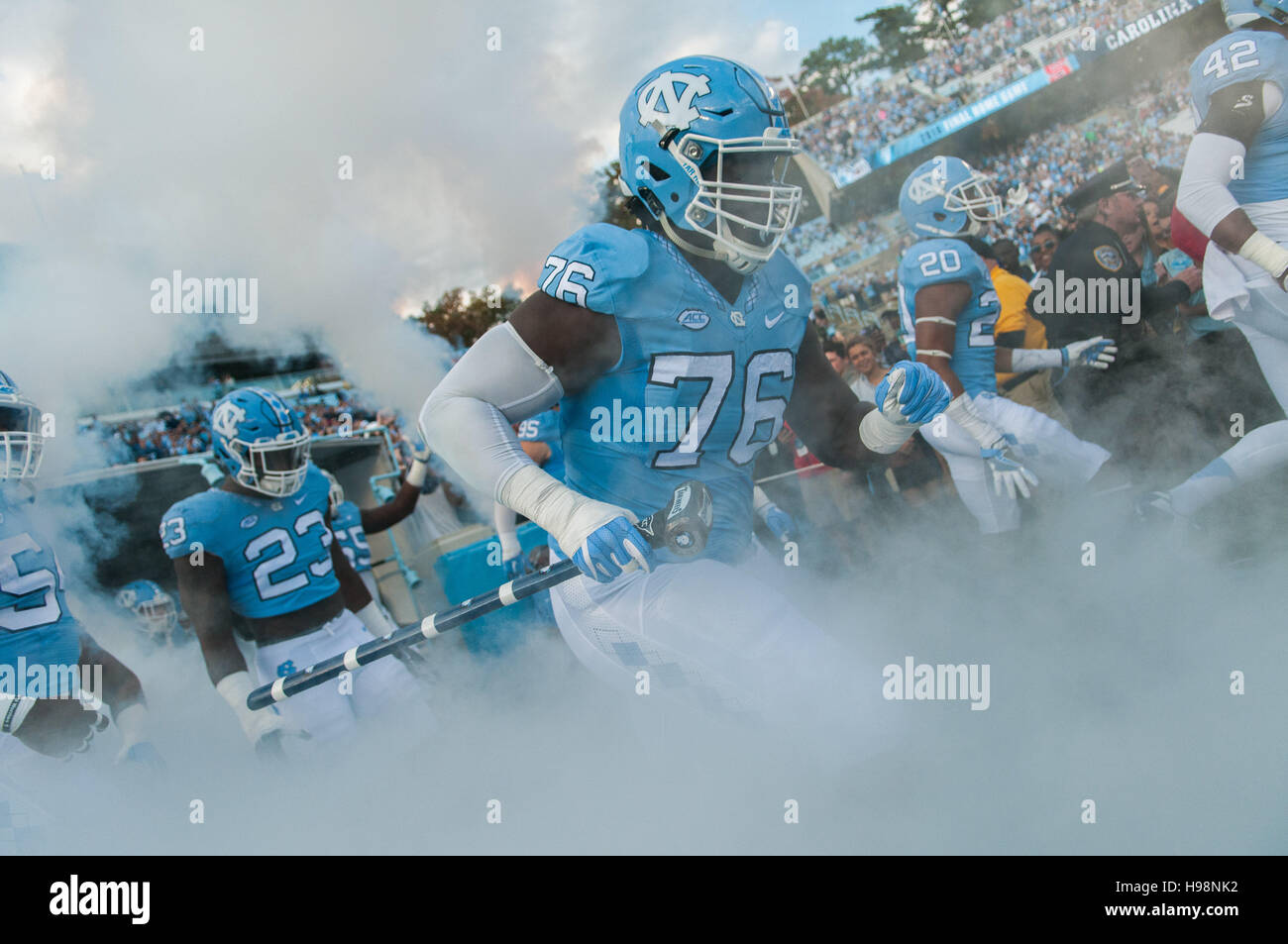 Chapel Hill, North Carolina, USA. Xix Nov, 2016. Nov. 19, 2016 - Chapel Hill, N.C., STATI UNITI D'AMERICA - North Carolina Tar Heels offensivo affrontare R.J. Il principe (76) di cariche attraverso il fumo prima che la prima metà di un NCAA Football gioco tra il North Carolina Tar Heels e la Cittadella Bulldogs a Kenan Memorial Stadium di Chapel Hill, N.C. Carolina del Nord ha vinto il gioco, 41-7. © Timothy L. Hale/ZUMA filo/Alamy Live News Foto Stock