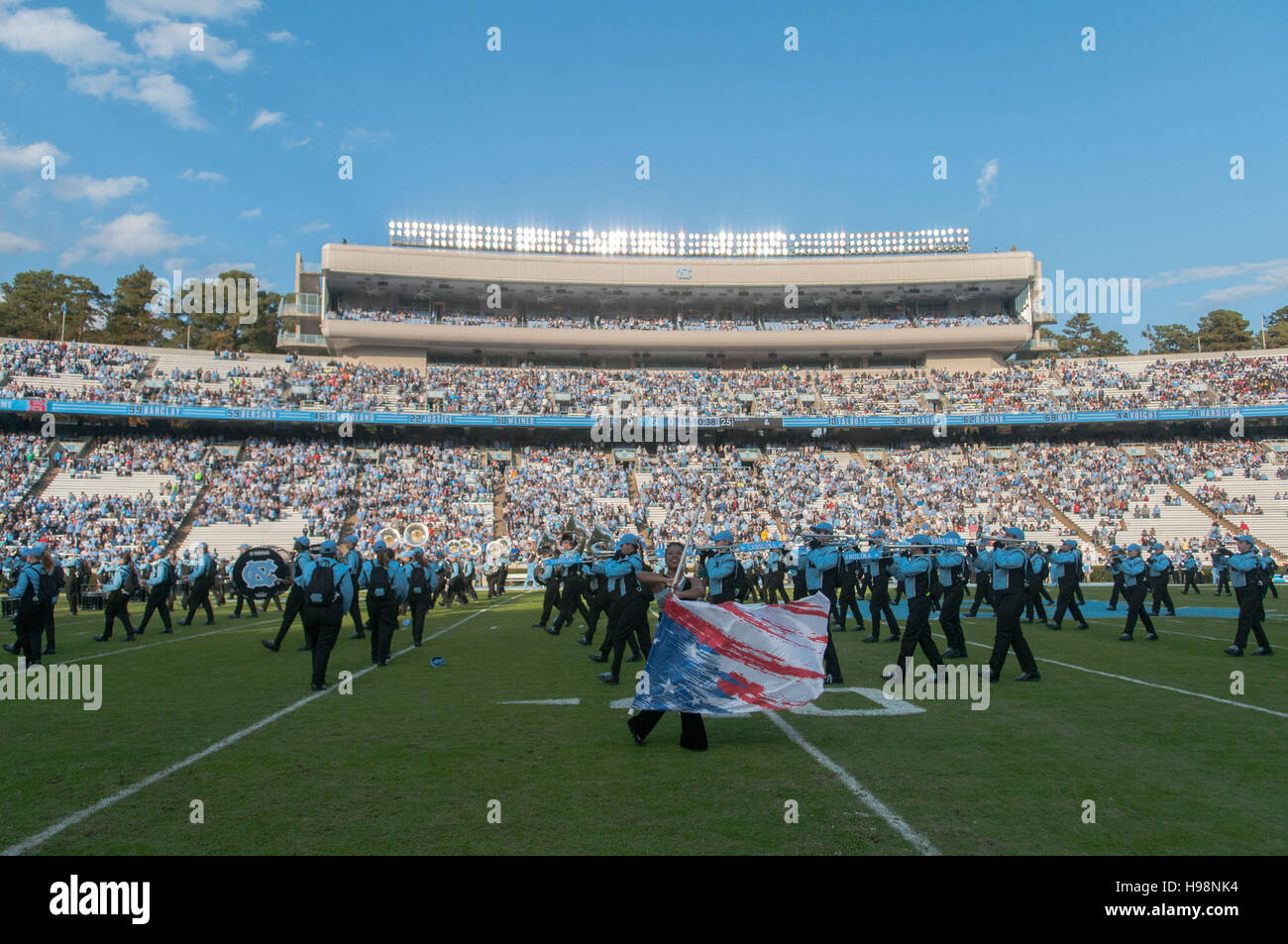Chapel Hill, North Carolina, USA. Xix Nov, 2016. Nov. 19, 2016 - Chapel Hill, N.C., STATI UNITI D'AMERICA - L'Università della Carolina del Nord Marching Tar Heels eseguire la pre-gioco di musica prima di un NCAA Football gioco tra il North Carolina Tarheels e la Cittadella Bulldogs a Kenan Memorial Stadium di Chapel Hill, N.C. Carolina del Nord ha vinto il gioco, 41-7. © Timothy L. Hale/ZUMA filo/Alamy Live News Foto Stock