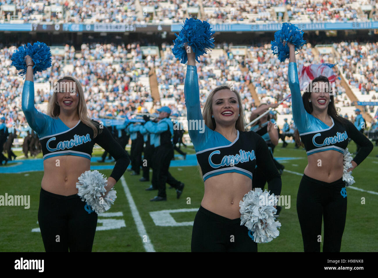 Chapel Hill, North Carolina, USA. Xix Nov, 2016. Nov. 19, 2016 - Chapel Hill, N.C., STATI UNITI D'AMERICA - L'università di North Carolina Tar Heel dance team effettuano durante il pre-partita feste prima di un NCAA Football gioco tra il North Carolina Tar Heels e la Cittadella Bulldogs a Kenan Memorial Stadium di Chapel Hill, N.C. Carolina del Nord ha vinto il gioco, 41-7. © Timothy L. Hale/ZUMA filo/Alamy Live News Foto Stock