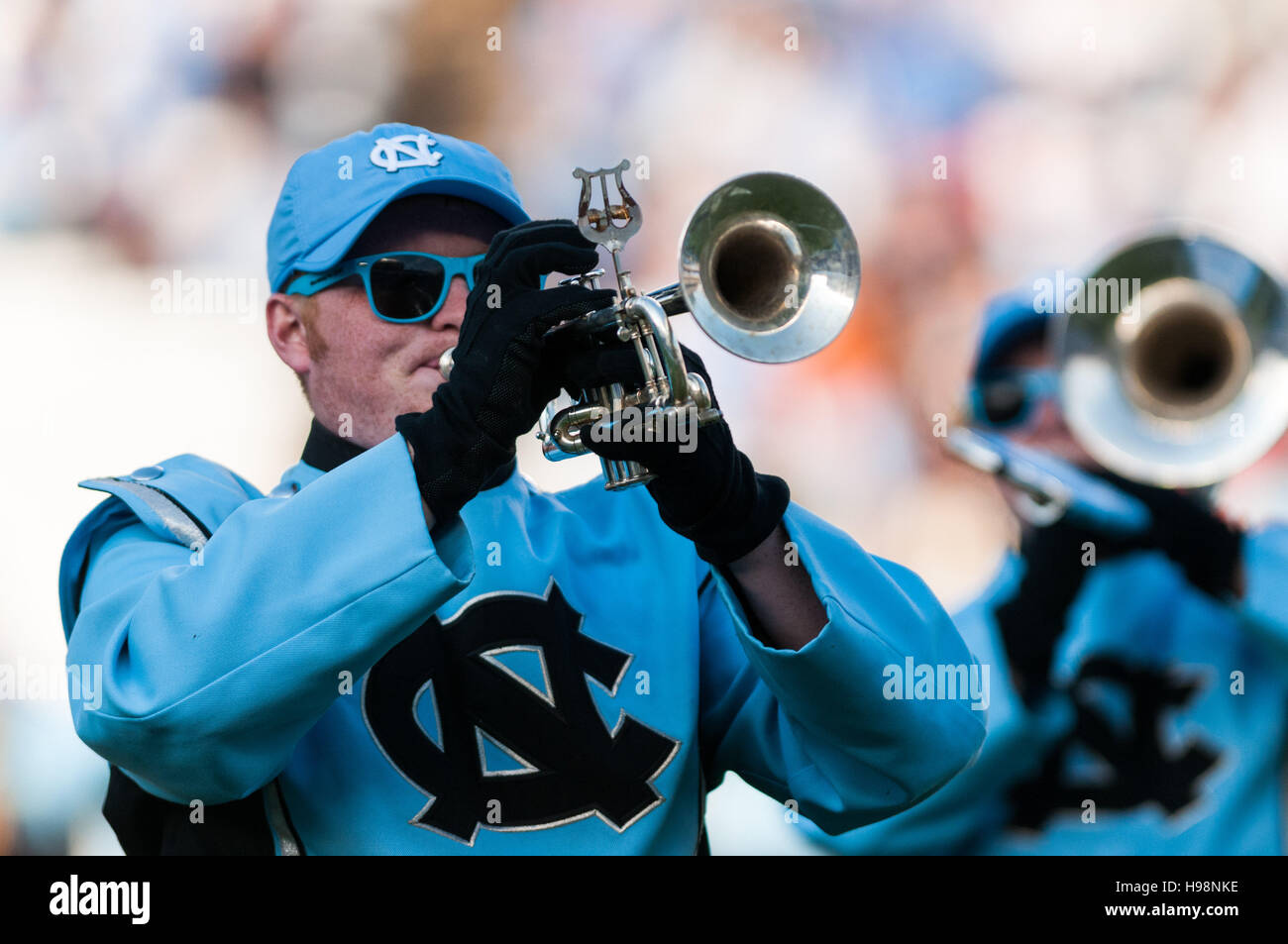 Chapel Hill, North Carolina, USA. Xix Nov, 2016. Nov. 19, 2016 - Chapel Hill, N.C., STATI UNITI D'AMERICA - L'Università della Carolina del Nord Marching Tar Heels eseguire la pre-gioco di musica prima di un NCAA Football gioco tra il North Carolina Tar Heels e la Cittadella Bulldogs a Kenan Memorial Stadium di Chapel Hill, N.C. Carolina del Nord ha vinto il gioco, 41-7. © Timothy L. Hale/ZUMA filo/Alamy Live News Foto Stock