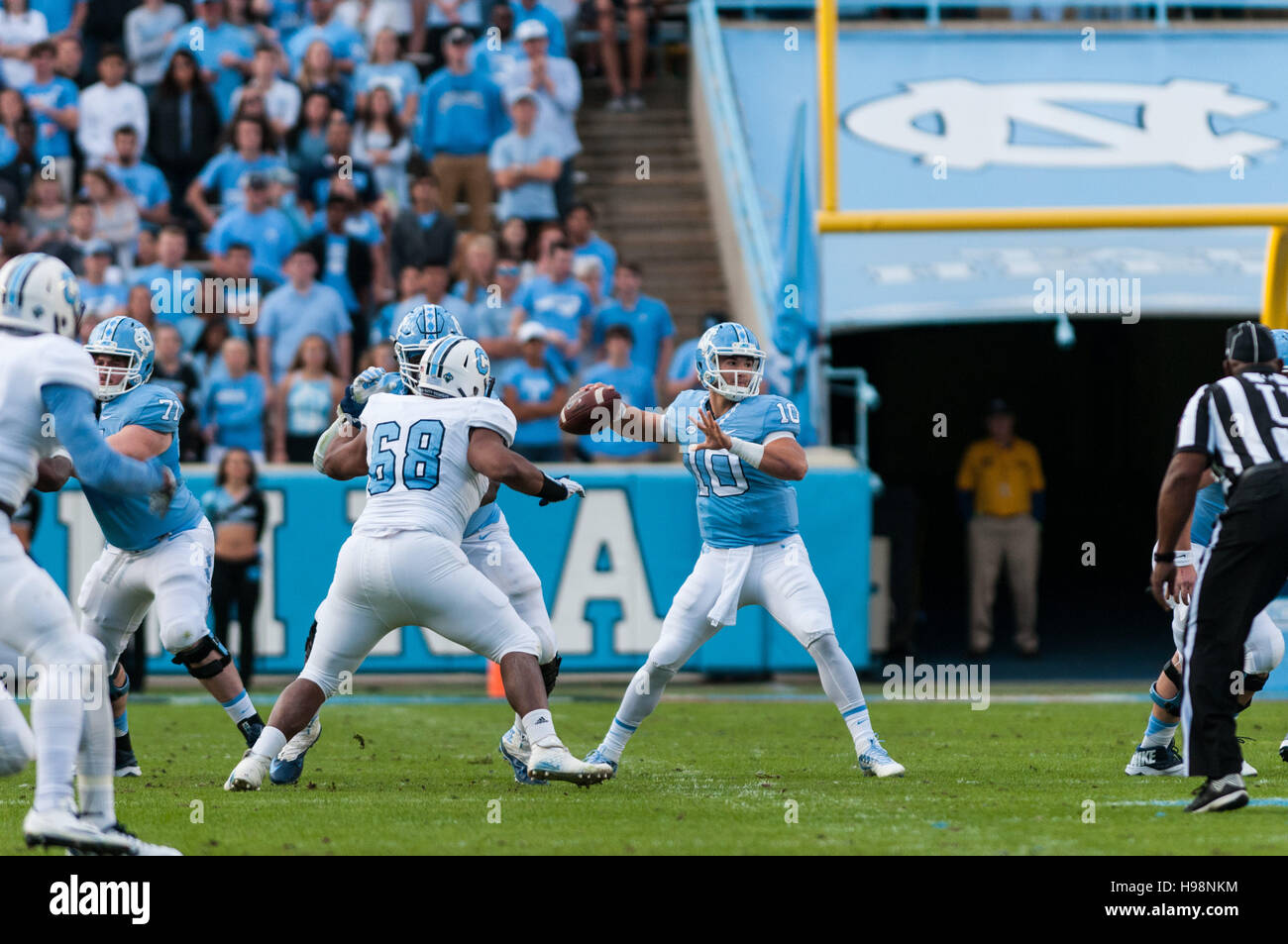 Chapel Hill, North Carolina, USA. Xix Nov, 2016. Nov. 19, 2016 - Chapel Hill, N.C., STATI UNITI D'AMERICA - North Carolina Tar Heels quarterback Mitch Trubisky (10) guarda per un ricevitore durante la prima metà di un NCAA Football gioco tra il North Carolina Tar Heels e la Cittadella Bulldogs a Kenan Memorial Stadium di Chapel Hill, N.C. Carolina del Nord ha vinto il gioco, 41-7. © Timothy L. Hale/ZUMA filo/Alamy Live News Foto Stock