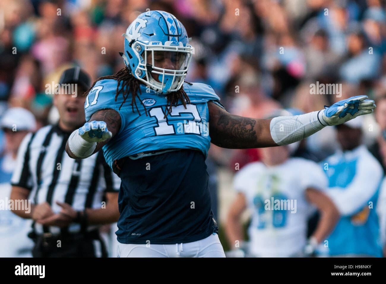 Chapel Hill, North Carolina, USA. Xix Nov, 2016. Nov. 19, 2016 - Chapel Hill, N.C., STATI UNITI D'AMERICA - North Carolina Tar Heels difensivo fine Dajaun Drennon (17) celebra un arresto difensiva durante la prima metà di un NCAA Football gioco tra il North Carolina Tar Heels e la Cittadella Bulldogs a Kenan Memorial Stadium di Chapel Hill, N.C. Carolina del Nord ha vinto il gioco, 41-7. © Timothy L. Hale/ZUMA filo/Alamy Live News Foto Stock