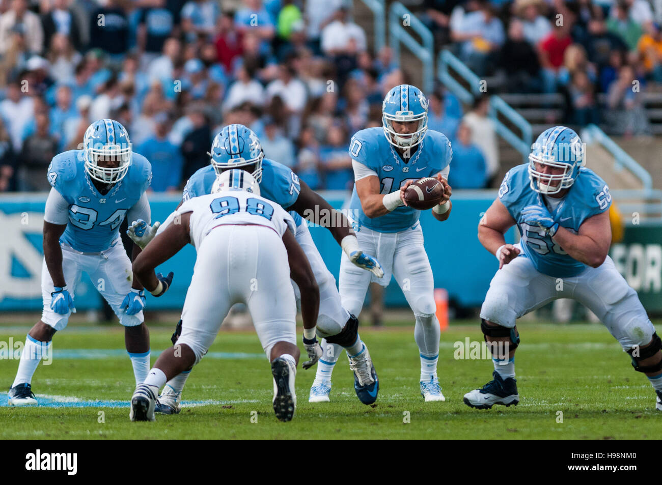 Chapel Hill, North Carolina, USA. Xix Nov, 2016. Nov. 19, 2016 - Chapel Hill, N.C., STATI UNITI D'AMERICA - North Carolina Tar Heels quarterback Mitch Trubisky (10) assume una snap durante la prima metà di un NCAA Football gioco tra il North Carolina Tar Heels e la Cittadella Bulldogs a Kenan Memorial Stadium di Chapel Hill, N.C. Carolina del Nord ha vinto il gioco, 41-7. © Timothy L. Hale/ZUMA filo/Alamy Live News Foto Stock