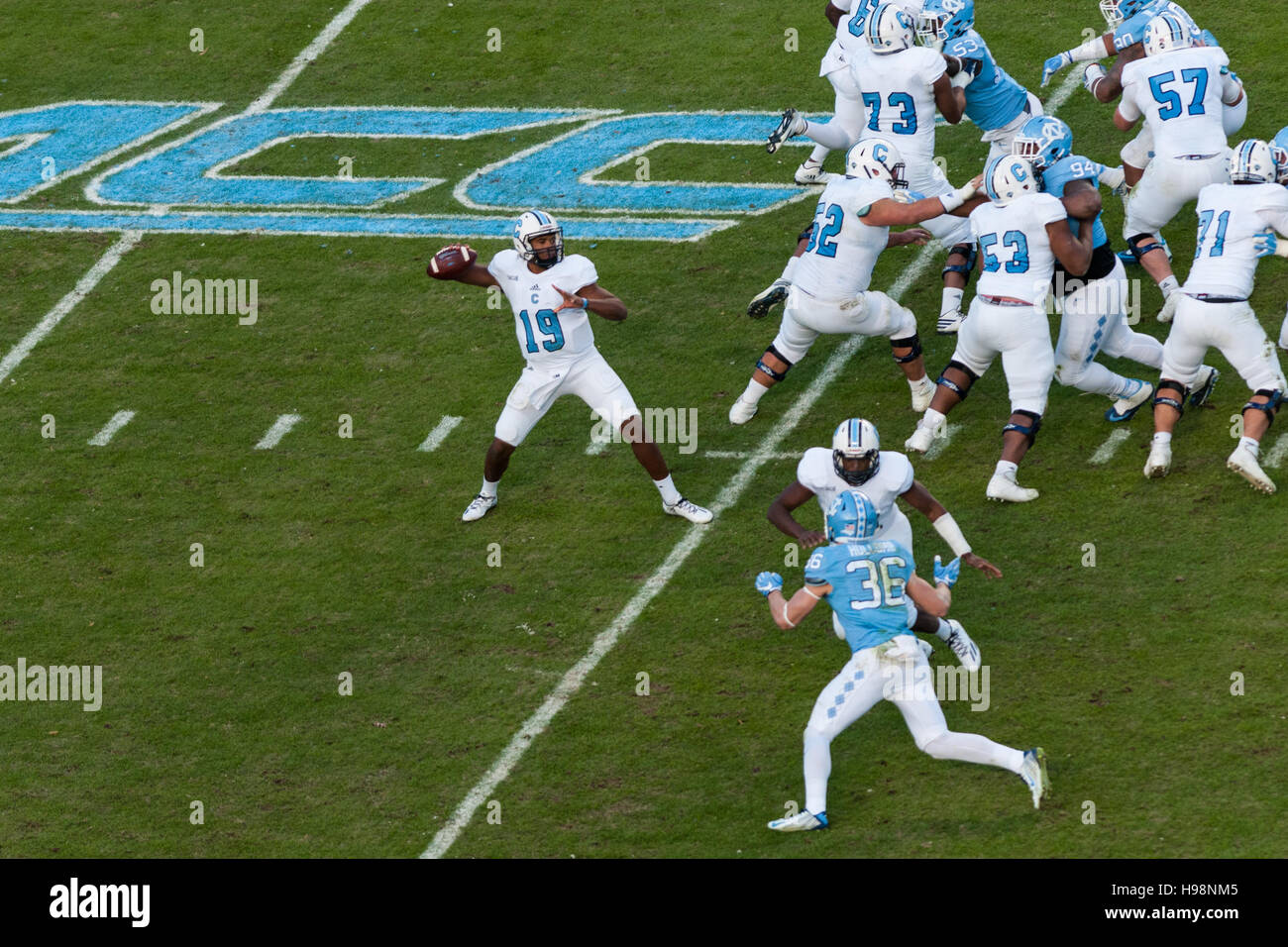 Chapel Hill, North Carolina, USA. Xix Nov, 2016. Nov. 19, 2016 - Chapel Hill, N.C., STATI UNITI D'AMERICA - Cittadella - Bulldogs quarterback Dominique Allen (19) guarda al passaggio durante la prima metà di un NCAA Football gioco tra il North Carolina Tar Heels e la Cittadella Bulldogs a Kenan Memorial Stadium di Chapel Hill, N.C. Carolina del Nord ha vinto il gioco, 41-7. © Timothy L. Hale/ZUMA filo/Alamy Live News Foto Stock