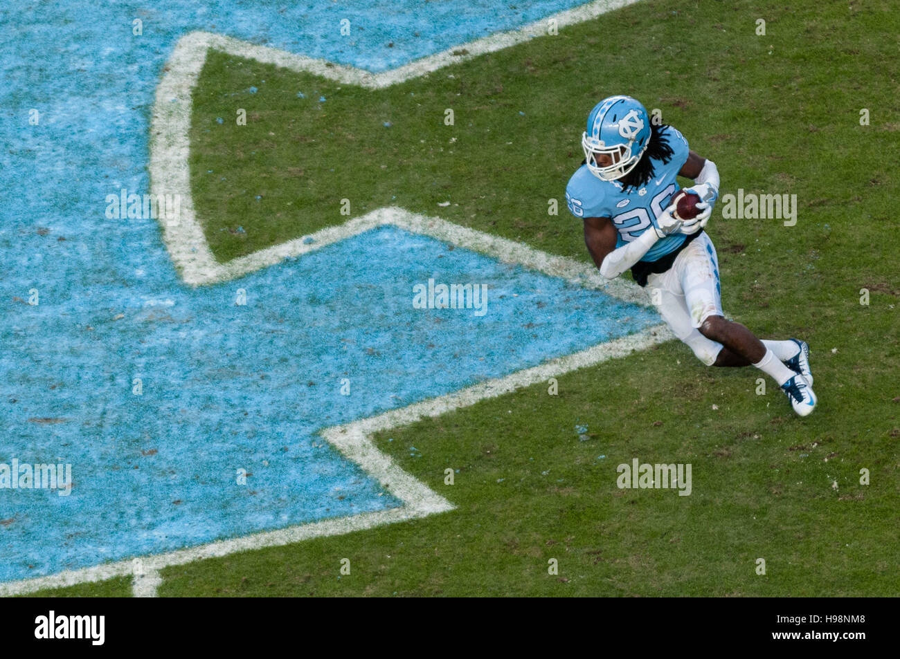 Chapel Hill, North Carolina, USA. Xix Nov, 2016. Nov. 19, 2016 - Chapel Hill, N.C., STATI UNITI D'AMERICA - North Carolina Tar Heels Dominquie sicurezza verde (26) restituisce un'intercettazione per un touchdown durante la prima metà di un NCAA Football gioco tra il North Carolina Tar Heels e la Cittadella Bulldogs a Kenan Memorial Stadium di Chapel Hill, N.C. Carolina del Nord ha vinto il gioco, 41-7. © Timothy L. Hale/ZUMA filo/Alamy Live News Foto Stock