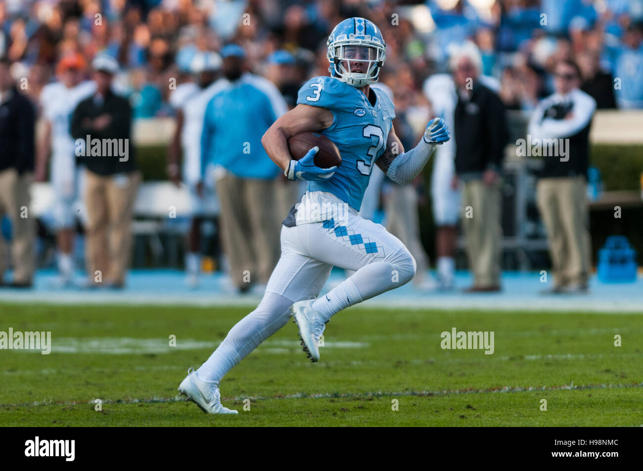 Chapel Hill, North Carolina, USA. Xix Nov, 2016. Nov. 19, 2016 - Chapel Hill, N.C., STATI UNITI D'AMERICA - North Carolina Tar Heels wide receiver Ryan Svizz (3) punteggi un touchdown durante la prima metà di un NCAA Football gioco tra il North Carolina Tar Heels e la Cittadella Bulldogs a Kenan Memorial Stadium di Chapel Hill, N.C. Carolina del Nord ha vinto il gioco, 41-7. © Timothy L. Hale/ZUMA filo/Alamy Live News Foto Stock
