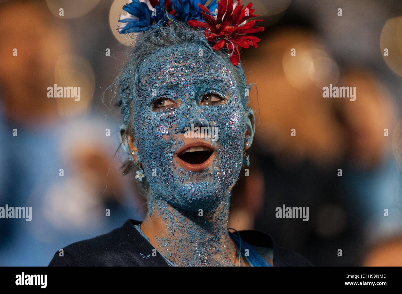Chapel Hill, North Carolina, USA. Xix Nov, 2016. Nov. 19, 2016 - Chapel Hill, N.C., STATI UNITI D'AMERICA - Una Università della North Carolina Tar Heel ventola è coperto di glitter durante la seconda metà di un NCAA Football gioco tra il North Carolina Tar Heels e la Cittadella Bulldogs a Kenan Memorial Stadium di Chapel Hill, N.C. Carolina del Nord ha vinto il gioco, 41-7. © Timothy L. Hale/ZUMA filo/Alamy Live News Foto Stock