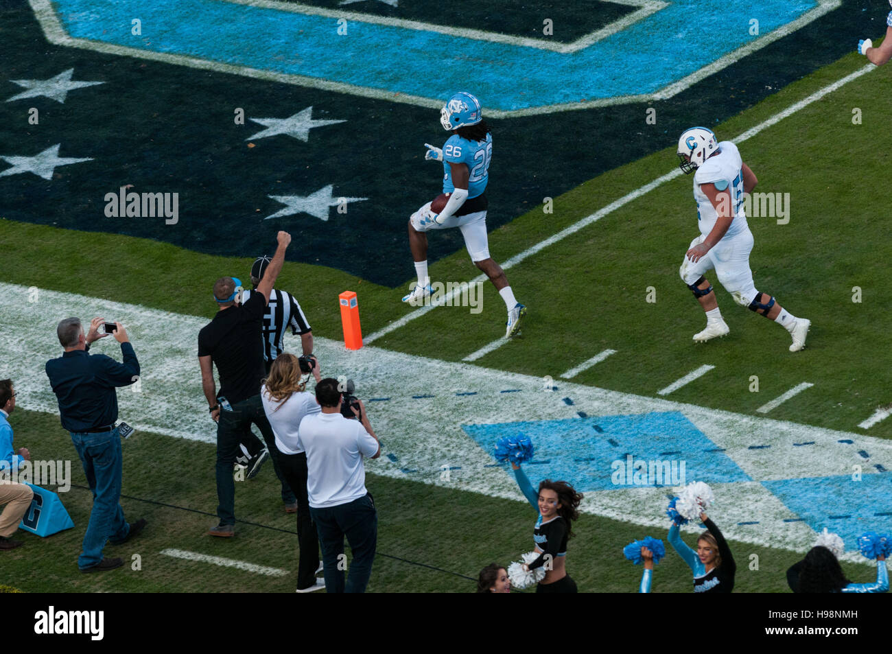 Chapel Hill, North Carolina, USA. Xix Nov, 2016. Nov. 19, 2016 - Chapel Hill, N.C., STATI UNITI D'AMERICA - North Carolina Tar Heels Dominquie sicurezza verde (26) restituisce un'intercettazione per un touchdown durante la prima metà di un NCAA Football gioco tra il North Carolina Tar Heels e la Cittadella Bulldogs a Kenan Memorial Stadium di Chapel Hill, N.C. Carolina del Nord ha vinto il gioco, 41-7. © Timothy L. Hale/ZUMA filo/Alamy Live News Foto Stock