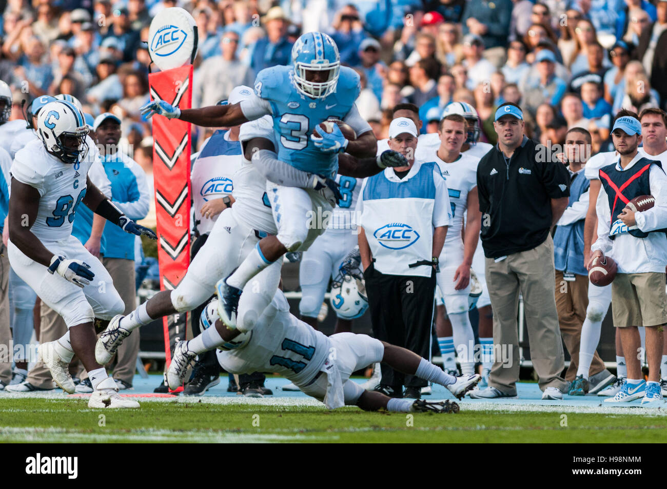 Chapel Hill, North Carolina, USA. Xix Nov, 2016. Nov. 19, 2016 - Chapel Hill, N.C., STATI UNITI D'AMERICA - North Carolina Tar Heels running back Elia cappa (34) ostacoli oltre un difensore durante la prima metà di un NCAA Football gioco tra il North Carolina Tar Heels e la Cittadella Bulldogs a Kenan Memorial Stadium di Chapel Hill, N.C. Carolina del Nord ha vinto il gioco, 41-7. © Timothy L. Hale/ZUMA filo/Alamy Live News Foto Stock