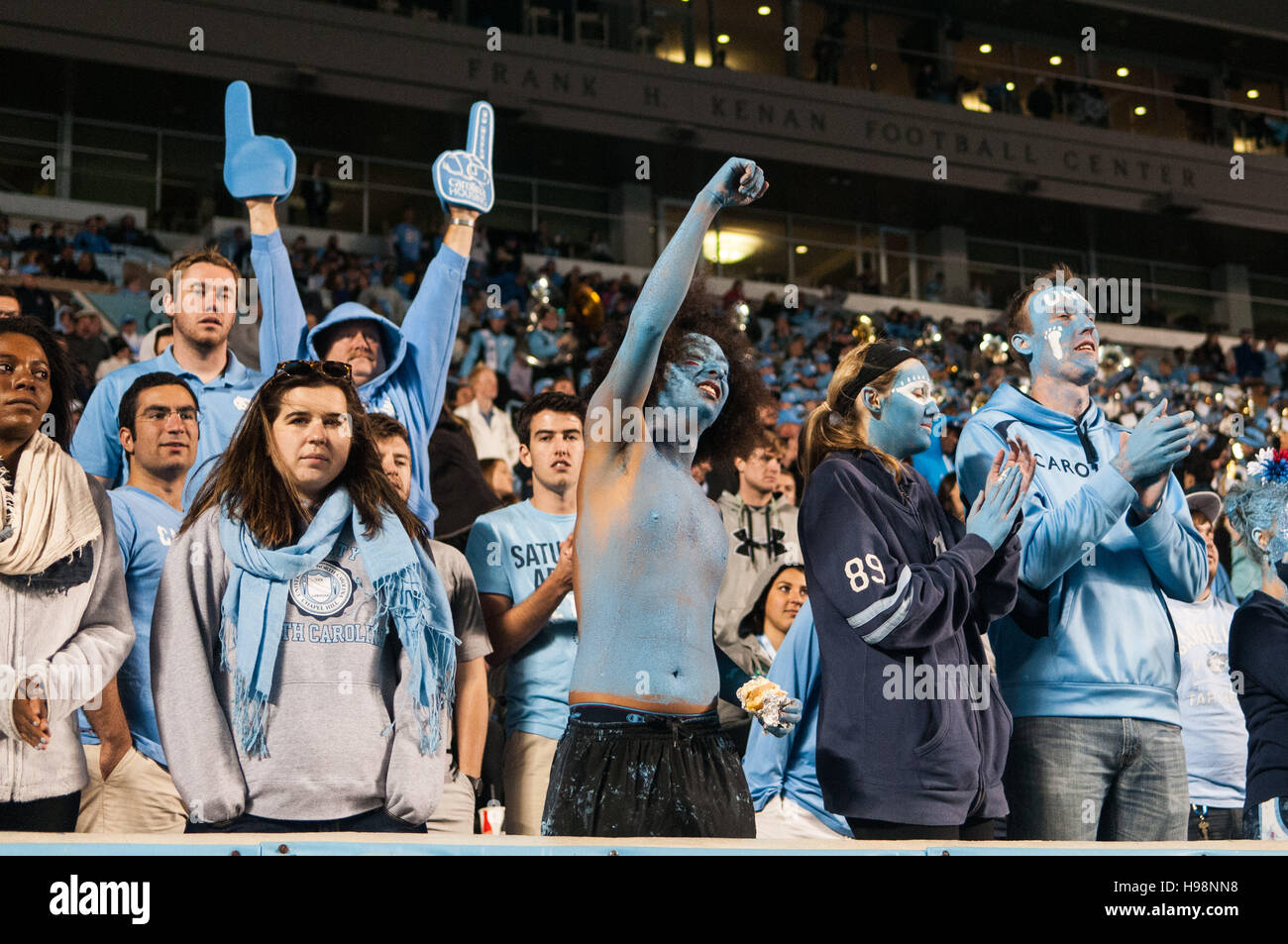 Chapel Hill, North Carolina, USA. Xix Nov, 2016. Nov. 19, 2016 - Chapel Hill, N.C., STATI UNITI D'AMERICA - Università della North Carolina Tar Heel studenti celebrare un touchdown durante la seconda metà di un NCAA Football gioco tra il North Carolina Tar Heels e la Cittadella Bulldogs a Kenan Memorial Stadium di Chapel Hill, N.C. Carolina del Nord ha vinto il gioco, 41-7. © Timothy L. Hale/ZUMA filo/Alamy Live News Foto Stock