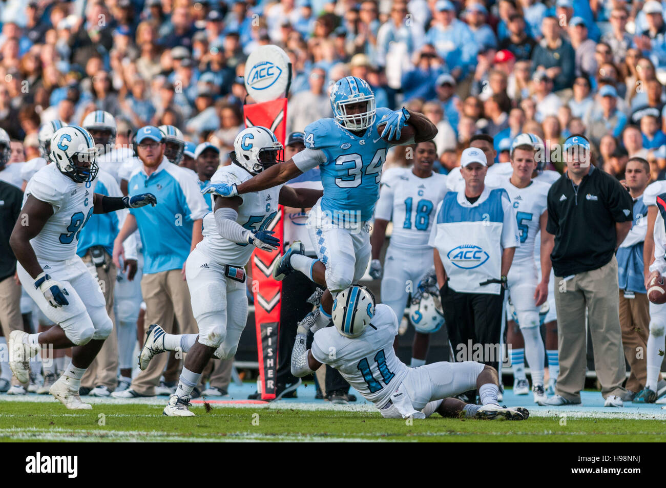 Chapel Hill, North Carolina, USA. Xix Nov, 2016. Nov. 19, 2016 - Chapel Hill, N.C., STATI UNITI D'AMERICA - North Carolina Tar Heels running back Elia cappa (34) ostacoli oltre un difensore durante la prima metà di un NCAA Football gioco tra il North Carolina Tar Heels e la Cittadella Bulldogs a Kenan Memorial Stadium di Chapel Hill, N.C. Carolina del Nord ha vinto il gioco, 41-7. © Timothy L. Hale/ZUMA filo/Alamy Live News Foto Stock
