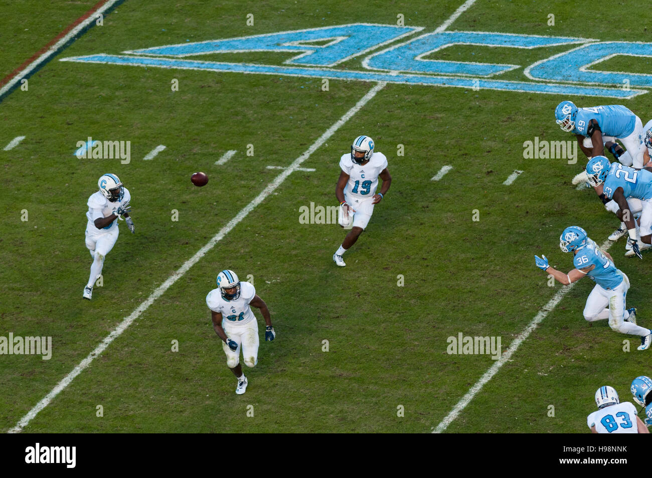 Chapel Hill, North Carolina, USA. Xix Nov, 2016. Nov. 19, 2016 - Chapel Hill, N.C., STATI UNITI D'AMERICA - Cittadella - Bulldogs quarterback Dominique Allen (19) passi per running back Reggie Williams (6) durante la prima metà di un NCAA Football gioco tra il North Carolina Tar Heels e la Cittadella Bulldogs a Kenan Memorial Stadium di Chapel Hill, N.C. Carolina del Nord ha vinto il gioco, 41-7. © Timothy L. Hale/ZUMA filo/Alamy Live News Foto Stock