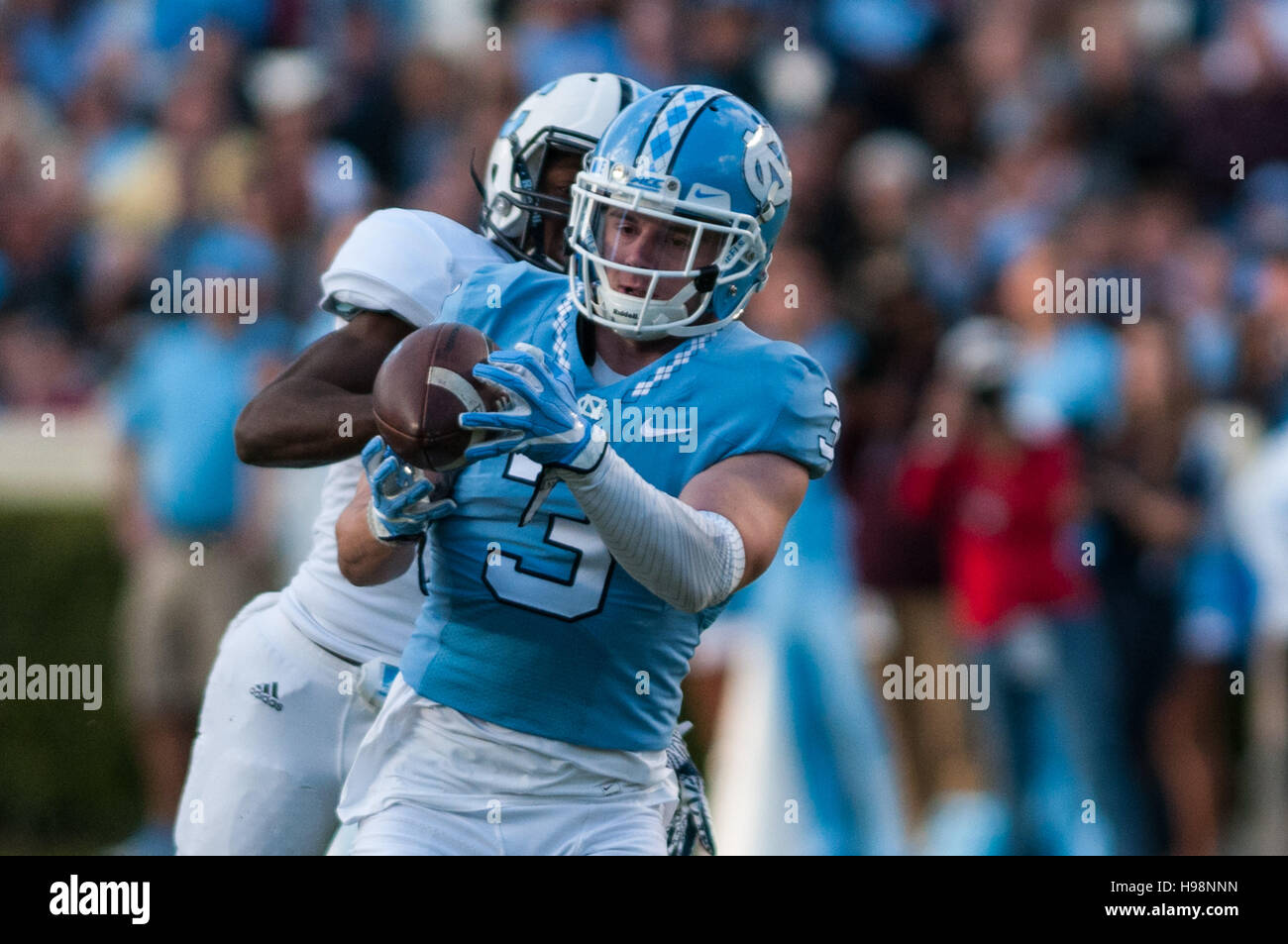 Chapel Hill, North Carolina, USA. Xix Nov, 2016. Nov. 19, 2016 - Chapel Hill, N.C., STATI UNITI D'AMERICA - North Carolina Tar Heels wide receiver Ryan Svizz (3) le catture di un touchdown durante la prima metà di un NCAA Football gioco tra il North Carolina Tar Heels e la Cittadella Bulldogs a Kenan Memorial Stadium di Chapel Hill, N.C. Carolina del Nord ha vinto il gioco, 41-7. © Timothy L. Hale/ZUMA filo/Alamy Live News Foto Stock