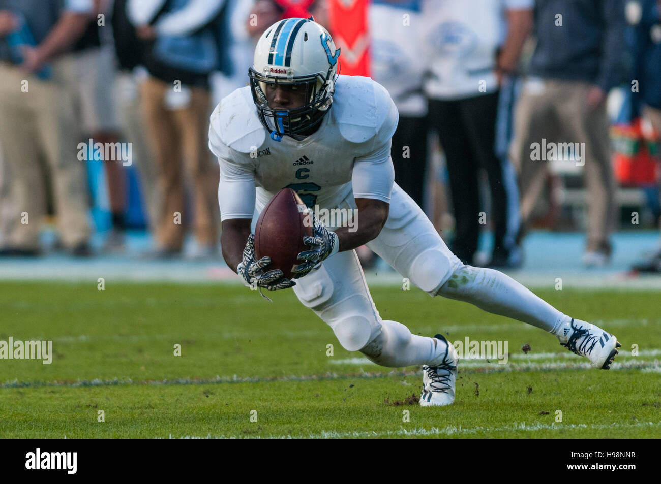 Chapel Hill, North Carolina, USA. Xix Nov, 2016. Nov. 19, 2016 - Chapel Hill, N.C., STATI UNITI D'AMERICA - Cittadella - Bulldogs running back Reggie Williams (6) recupera un fumble durante la prima metà di un NCAA Football gioco tra il North Carolina Tar Heels e la Cittadella Bulldogs a Kenan Memorial Stadium di Chapel Hill, N.C. Carolina del Nord ha vinto il gioco, 41-7. © Timothy L. Hale/ZUMA filo/Alamy Live News Foto Stock