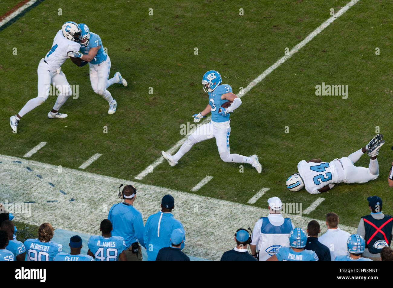 Chapel Hill, North Carolina, USA. Xix Nov, 2016. Nov. 19, 2016 - Chapel Hill, N.C., STATI UNITI D'AMERICA - North Carolina Tar Heels wide receiver Ryan Svizz (3) teste per il diversivo durante la prima metà di un NCAA Football gioco tra il North Carolina Tar Heels e la Cittadella Bulldogs a Kenan Memorial Stadium di Chapel Hill, N.C. Carolina del Nord ha vinto il gioco, 41-7. © Timothy L. Hale/ZUMA filo/Alamy Live News Foto Stock