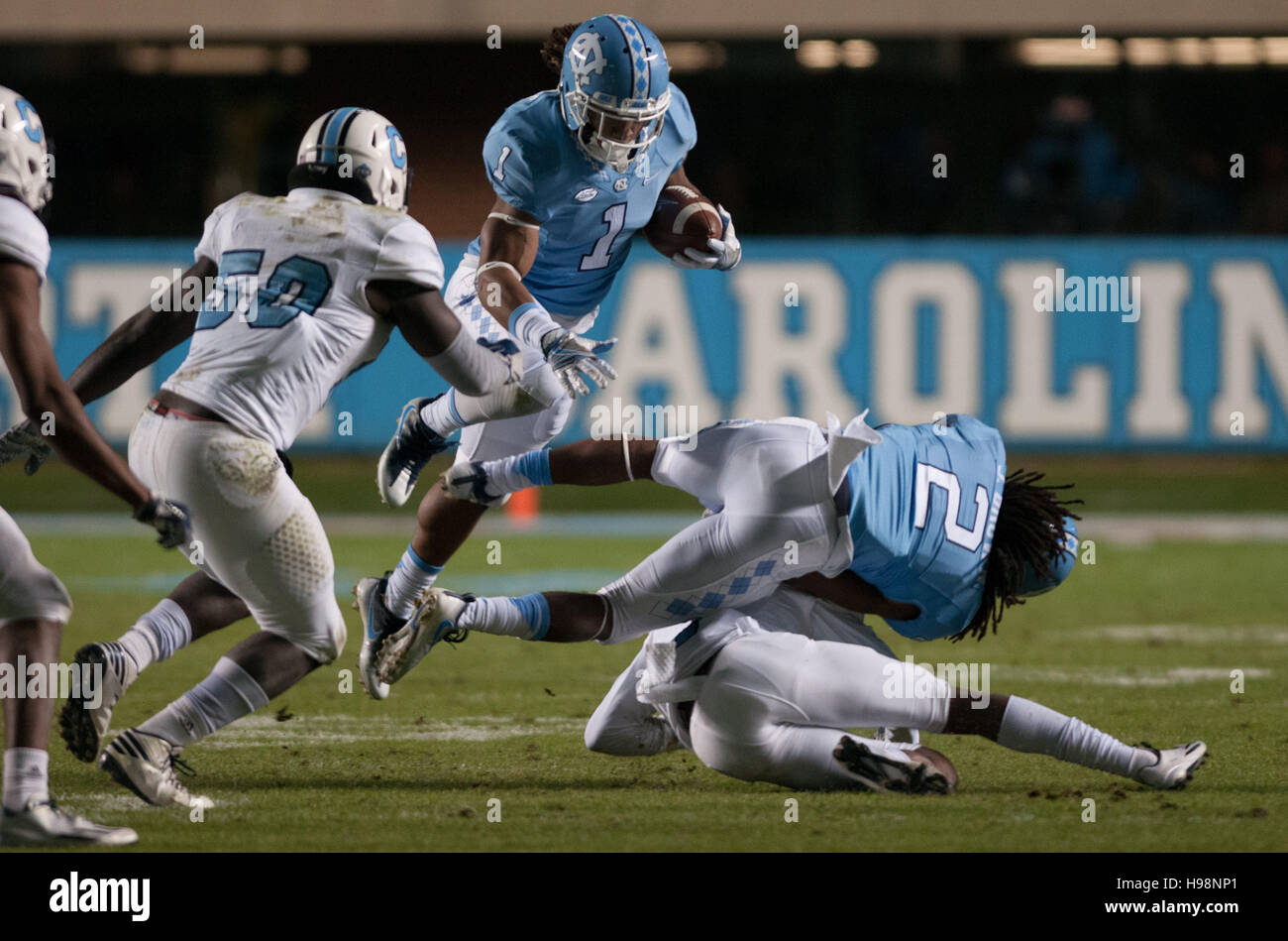 Chapel Hill, North Carolina, USA. Xix Nov, 2016. Nov. 19, 2016 - Chapel Hill, N.C., STATI UNITI D'AMERICA - North Carolina Tar Heels running back Khris Francesco (1) ostacoli oltre i giocatori durante la seconda metà di un NCAA Football gioco tra il North Carolina Tar Heels e la Cittadella Bulldogs a Kenan Memorial Stadium di Chapel Hill, N.C. Carolina del Nord ha vinto il gioco, 41-7. © Timothy L. Hale/ZUMA filo/Alamy Live News Foto Stock
