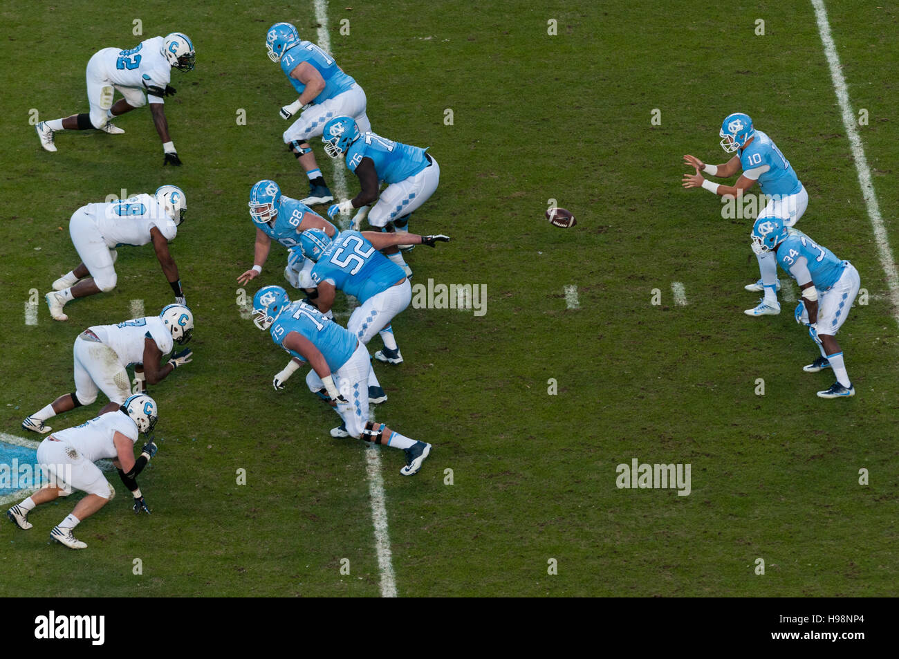 Chapel Hill, North Carolina, USA. Xix Nov, 2016. Nov. 19, 2016 - Chapel Hill, N.C., STATI UNITI D'AMERICA - North Carolina Tar Heels quarterback Mitch Trubisky (10) assume una snap durante la prima metà di un NCAA Football gioco tra il North Carolina Tar Heels e la Cittadella Bulldogs a Kenan Memorial Stadium di Chapel Hill, N.C. Carolina del Nord ha vinto il gioco, 41-7. © Timothy L. Hale/ZUMA filo/Alamy Live News Foto Stock