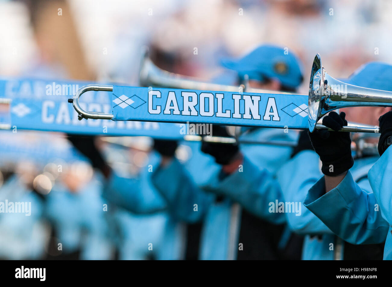 Chapel Hill, North Carolina, USA. Xix Nov, 2016. Nov. 19, 2016 - Chapel Hill, N.C., STATI UNITI D'AMERICA - L'Università della Carolina del Nord Marching Tar Heels eseguire la pre-gioco di musica prima di un NCAA Football gioco tra il North Carolina Tar Heels e la Cittadella Bulldogs a Kenan Memorial Stadium di Chapel Hill, N.C. Carolina del Nord ha vinto il gioco, 41-7. © Timothy L. Hale/ZUMA filo/Alamy Live News Foto Stock
